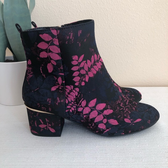 New LIZ CLAIBORNE Gina Black Floral Brocade Memory Foam Ankle Booties Womans 7W - Picture 6 of 12